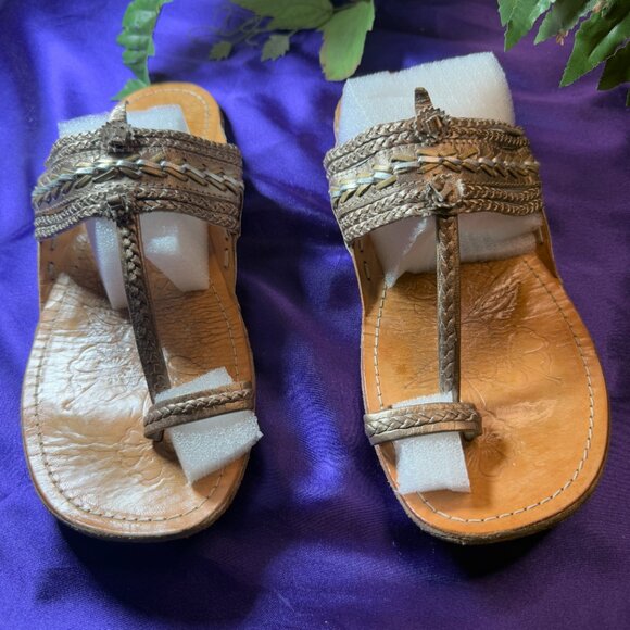 📌White Mountain Gold Metallic Slip On Toe Loop Flat Lightweight Sandals - Picture 3 of 15